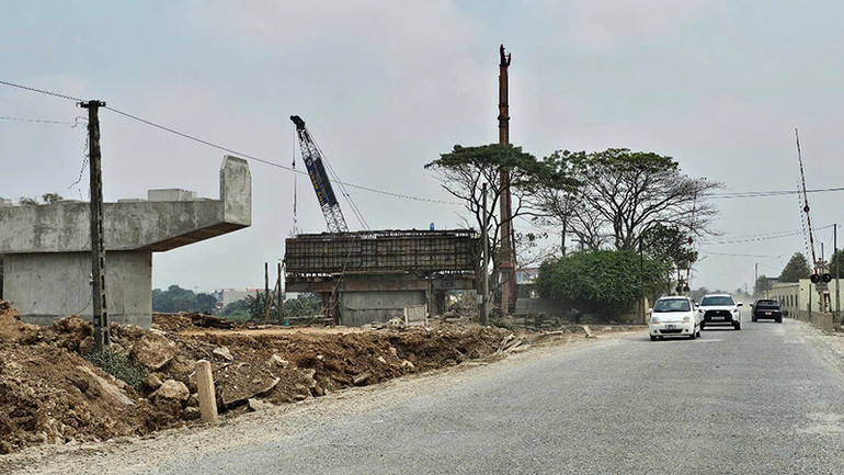 Cầu vượt đường sắt qua huyện Nông Cống đang được triển khai thi công nhằm giảm điểm giao cắt đường bộ với đường sắt.