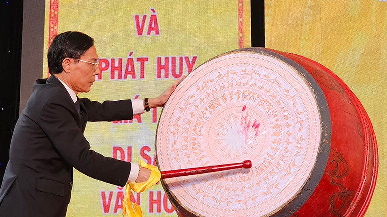 Lãnh đạo tỉnh Thanh Hóa nổi trống khai hội đền Bà Triệu năm 2025.