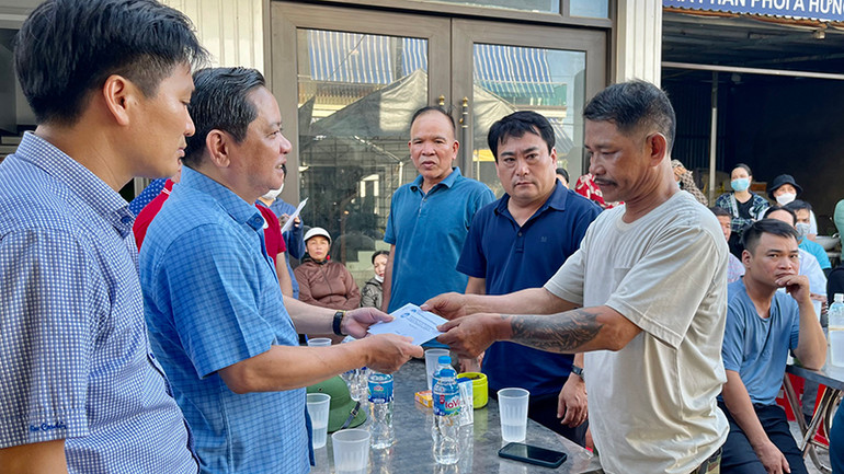 Lãnh đạo Mặt trận Tổ quốc tỉnh Thanh Hóa trao khoản hỗ trợ của tỉnh cho gia đình nạn nhân. Lãnh đạo Mặt trận Tổ quốc tỉnh Thanh Hóa trao khoản hỗ trợ của tỉnh cho gia đình nạn nhân.