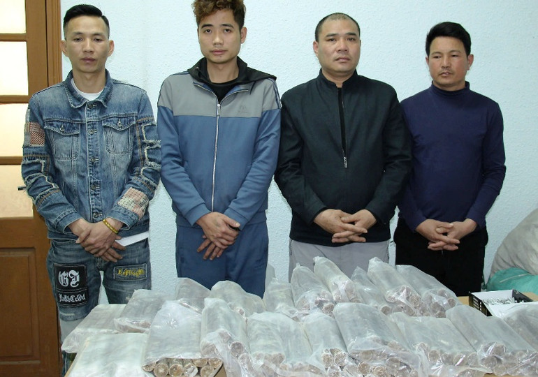 Các đối tượng cùng tang vật vụ án.