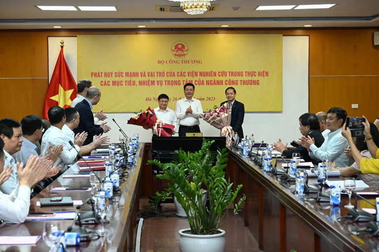 Lễ bàn giao chức Chủ nhiệm Câu lạc bộ các Viện Nghiên cứu ngành công thương.