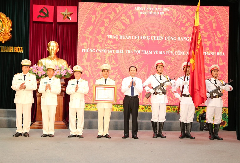 Phòng Cảnh sát điều tra tội phạm về ma túy vinh dự đón nhận Huân chương Chiến công hạng Ba.