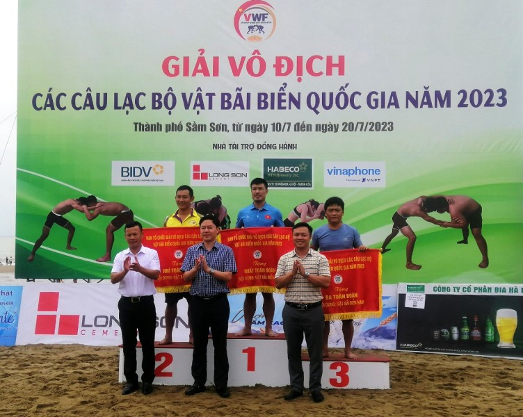 Ban Tổ chức trao giải toàn đoàn thi đấu vật dành cho nam. Ban Tổ chức trao giải toàn đoàn thi đấu vật dành cho nam.