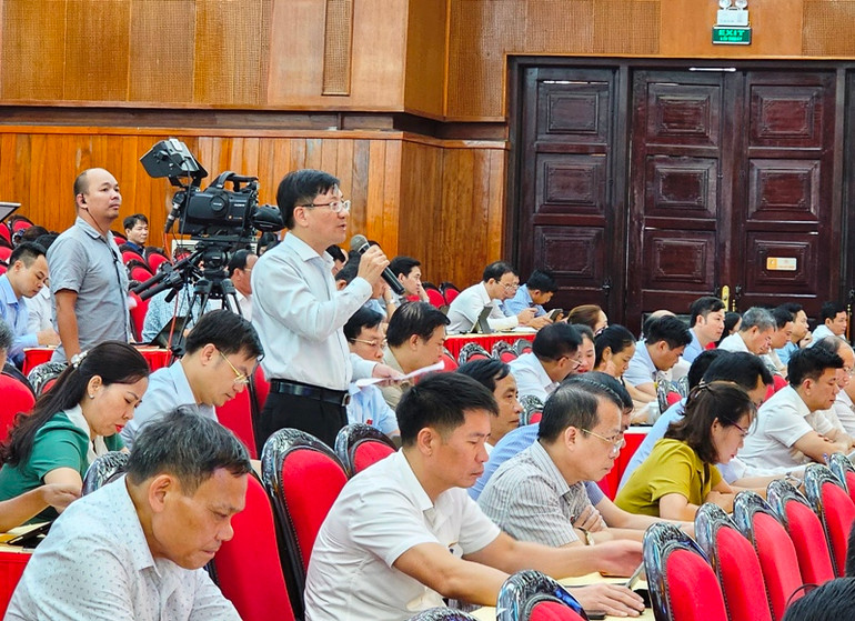 Đại diện cử tri huyện Hậu Lộc chất vấn lãnh đạo Sở Tài nguyên và Môi trường.