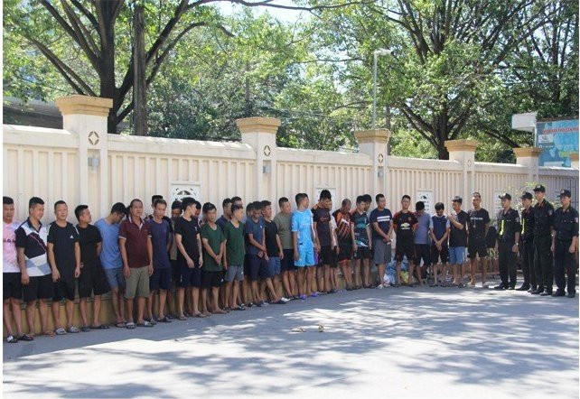 Nhiều đối tượng bị bắt quả tang tham gia đánh bạc.