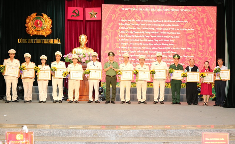 Lãnh đạo Công an tỉnh Thanh Hóa tôn vinh các tập thể, cá nhân tiên tiến trong phòng, chống ma túy.