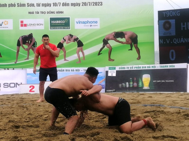 Các nam vận động viên thi đấu vật truyền thống. Các nam vận động viên thi đấu vật truyền thống.