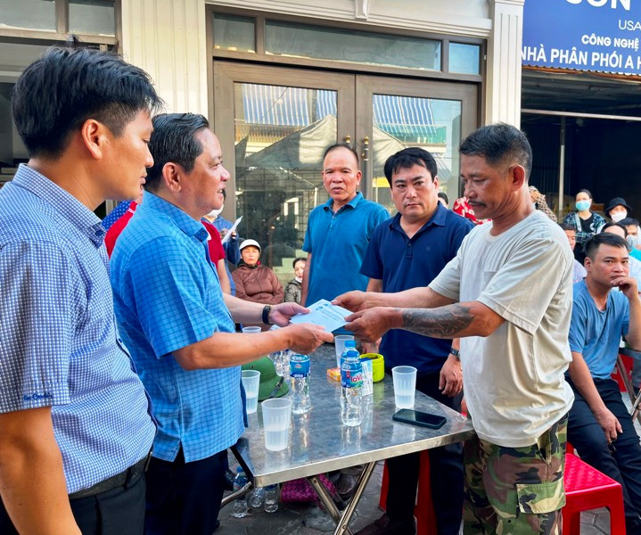 Lãnh đạo Mặt trận Tổ quốc tỉnh Thanh Hóa trao khoản hỗ trợ tới gia đình.