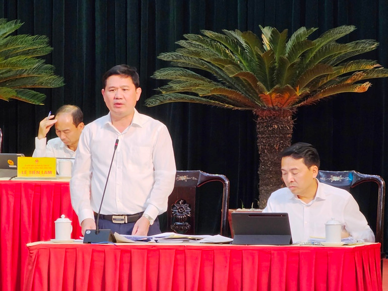 Lãnh đạo Sở Tài nguyên và Môi trường tỉnh Thanh Hóa giải trình, trả lời chất vấn của Hội đồng nhân dân tỉnh.