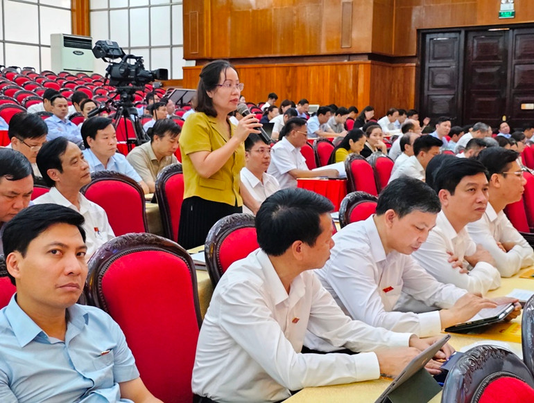 Đại biểu chất vấn tại kỳ họp Hội đồng nhân dân tỉnh Thanh Hóa lần thứ 14.