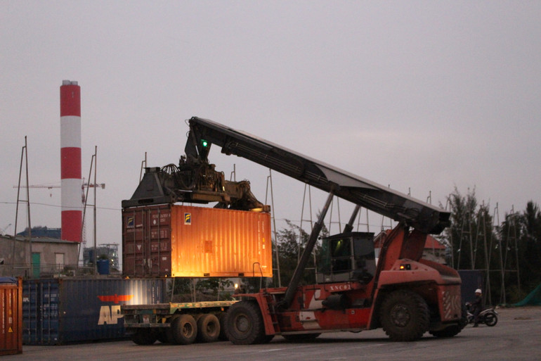 Bốc xếp hàng hóa trong container ở Cảng Nghi Sơn.