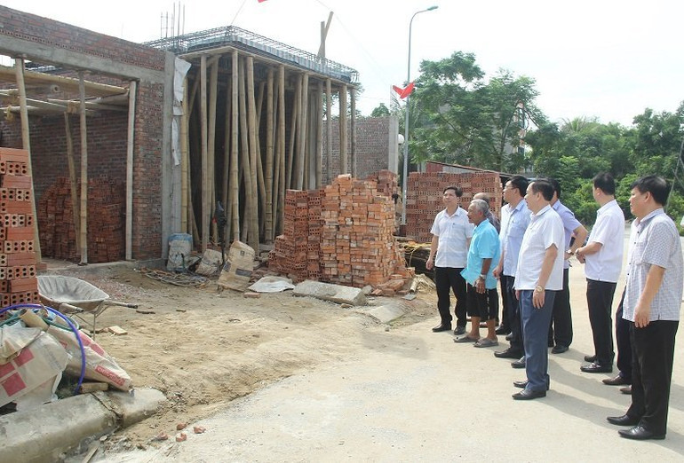 Cán bộ các cấp ở thành phố Thanh Hóa thường xuyên kiểm tra, cập nhật tiến độ xây dựng nhà ở của các hộ vạn chài, lên bờ cư trú.