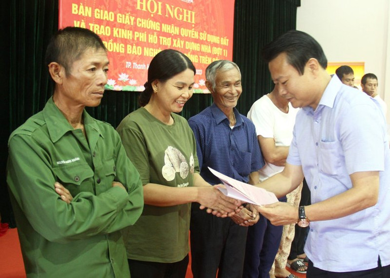 Trưởng Ban Dân vận, Chủ tịch Ủy ban Mặt trận Tổ quốc thành phố Thanh Hóa trao Giấy chứng nhận quyền sử dụng đất cho các hộ vạn chài, lên bờ định cư.