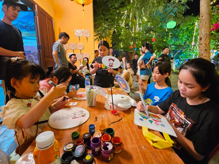 Thiếu nhi hứng thú chơi vẽ tranh.