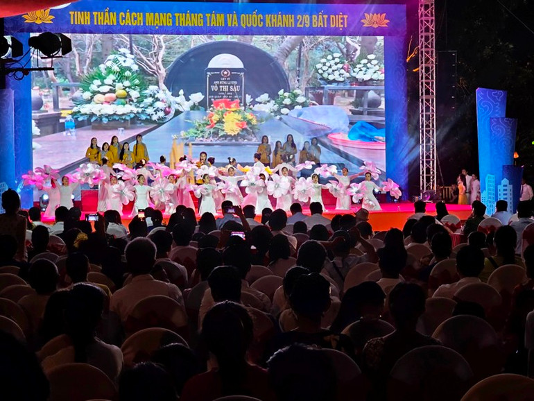 Quang cảnh lễ khai mạc.