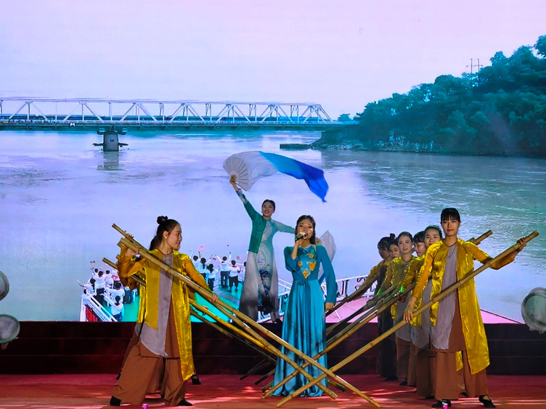 Tiết mục hát múa ngợi ca Thanh Hóa anh hùng.