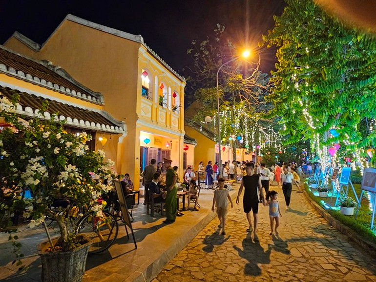 Phố đi bộ trong Công viên văn hóa Hội An.