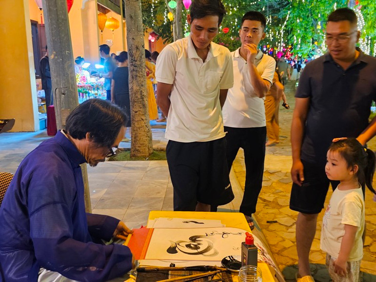 Tái hiện tục tặng chữ ngày xuân.