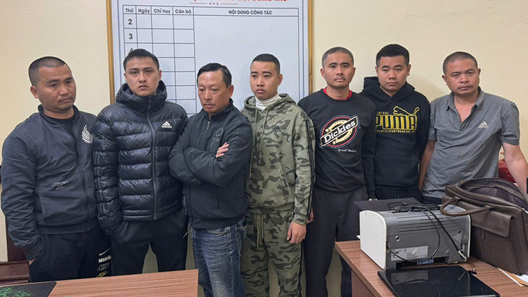 Các đối tượng bị Công an tạm giữ.