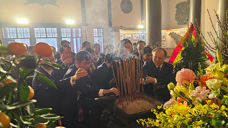 Các ngành, đoàn thể cấp tỉnh và thành phố Thanh Hóa dâng hương tưởng niệm Bác Hồ.