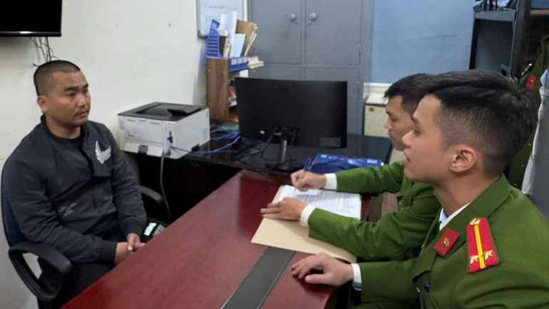 Công an xét hỏi đối tượng có hành vi cưỡng đoạt tài sản.