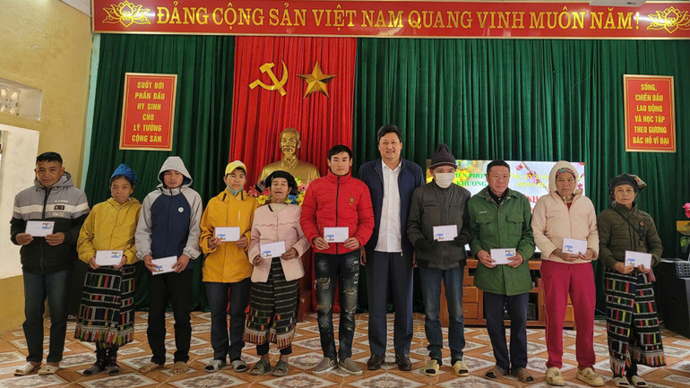 Bộ đội Biên phòng cùng chính quyền cơ sở, nhà tài trợ trao tặng quà cho hộ nghèo ở xã biên giới Yên Khương, huyện Lang Chánh.