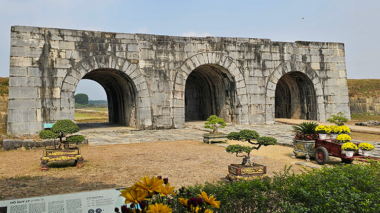 Cổng phía nam Thành nhà Hồ ở xã Vĩnh Tiến, huyện Vĩnh Lộc.