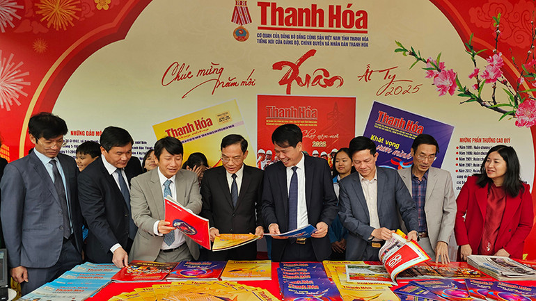 Các đại biểu tham quan, trao đổi về các ấn phẩm báo chí tỉnh Thanh Hóa.