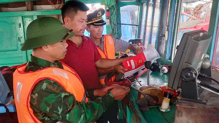 Lực lượng liên ngành kiểm tra điều kiện xuất bến đối với nhân lực, phương tiện nghề cá.