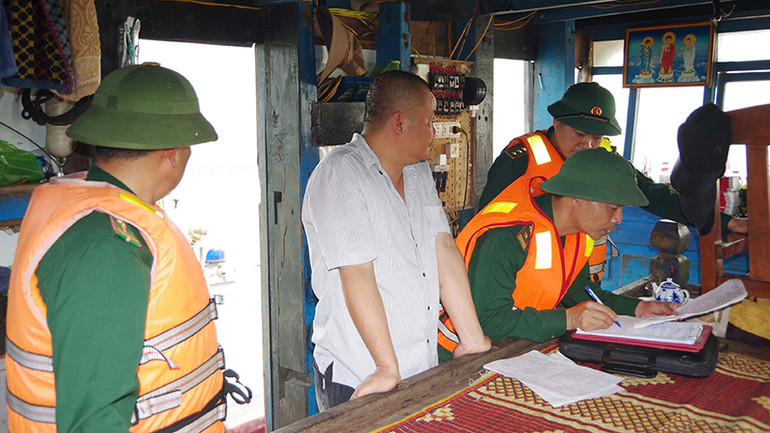 Biên phòng Thanh Hóa lập biên bản đối với chủ sở hữu phương tiện mất kết nối giám sát hành trình.