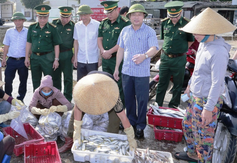 Lãnh đạo ngành nông nghiệp Thanh Hóa cùng lực lượng chức năng nắm bắt hoạt động hải sản tại Cảng Hới-Sầm Sơn.