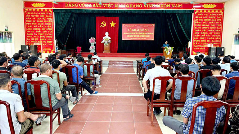 Cơ sở đào tạo phối hợp mở lớp bồi dưỡng chuyển hạng cho thuyền trưởng, máy trưởng ở phường Hải Hòa, thị xã Nghi Sơn.