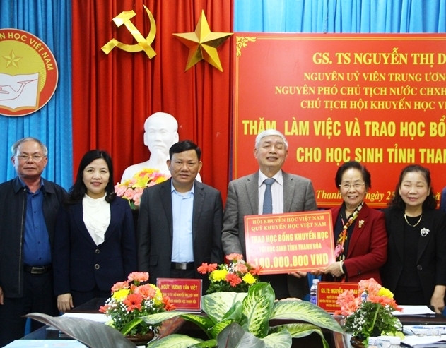 Thông qua Hội Khuyến học tỉnh, Chủ tịch Hội Khuyến học Việt Nam trao 100 triệu đồng tới học sinh Thanh Hóa vượt khó, học giỏi.