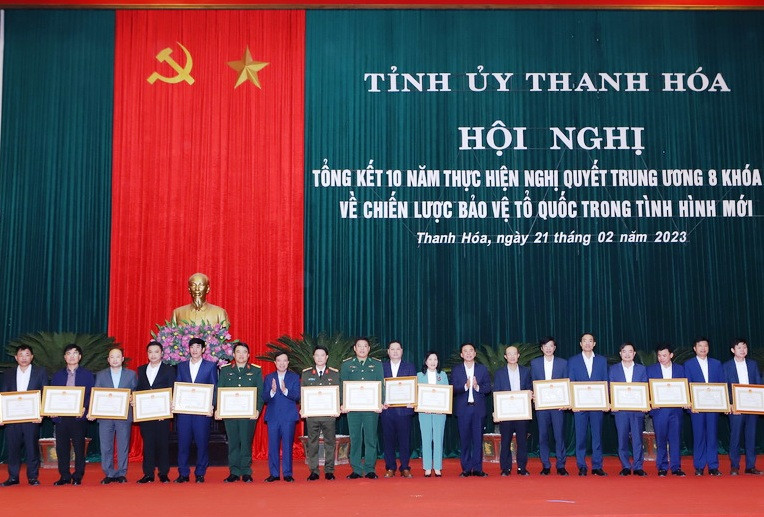 Lãnh đạo tỉnh Thanh Hóa trao tặng Bằng khen cho các tập thể có thành tích xuất sắc trong thực hiện Nghị quyết Trung ương 8 (khóa XI).