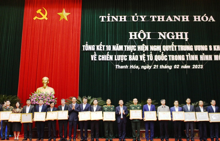 Tỉnh Thanh Hóa trao tặng Bằng khen cho các cá nhân có thành tích xuất sắc trong bảo vệ Tổ quốc.