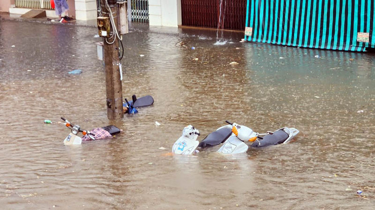 Xe máy của người dân không kịp di chuyển bị chìm trong nước. Xe máy của người dân không kịp di chuyển bị chìm trong nước.