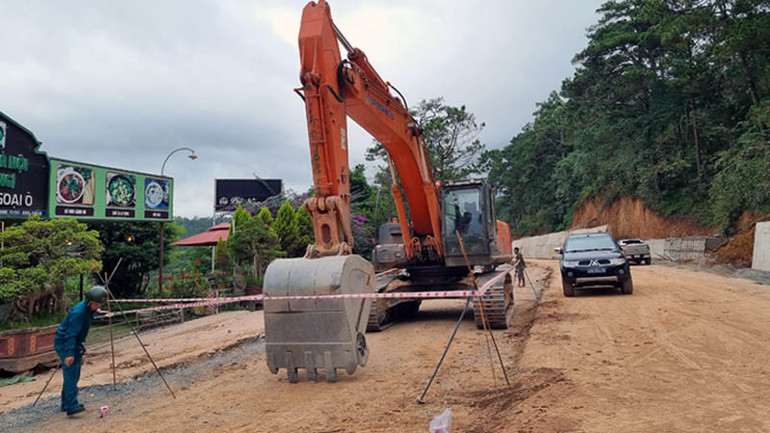 Lực lượng chức năng phong tỏa phương tiện liên quan vụ việc.