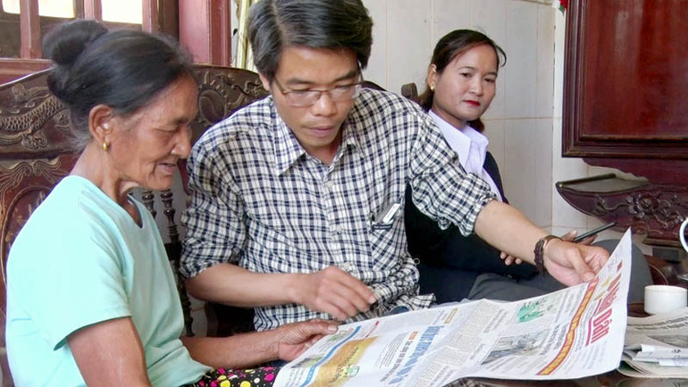 Báo Đảng được cấp phát đến với người có uy tín ở xã vùng sâu Đồng Nai Thượng, huyện Cát Tiên, Lâm Đồng.