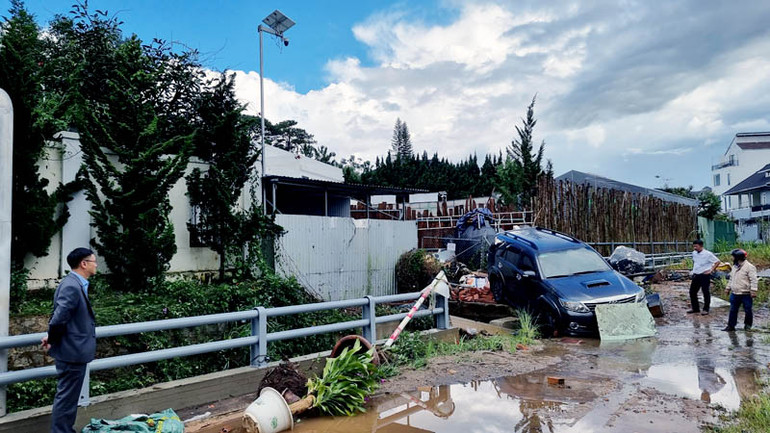 Chủ tịch Ủy ban nhân dân thành phố Đà Lạt Đặng Quang Tú đã đến nhiều khu vực để kiểm tra tình hình sau trận mưa lớn chiều 23/6. Chủ tịch Ủy ban nhân dân thành phố Đà Lạt Đặng Quang Tú đã đến nhiều khu vực để kiểm tra tình hình sau trận mưa lớn chiều 23/6.