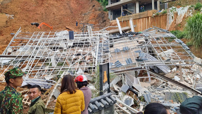 Một ngôi nhà bị đổ sập hoàn toàn.