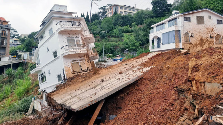 Ngôi nhà bị xô lệch nặng so với vị trí ban đầu.