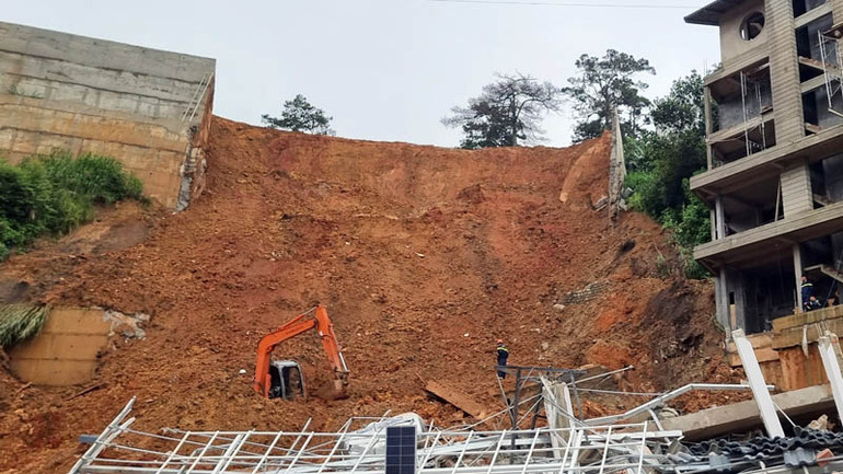 Lực lượng chức năng đang tích cực triển khai công tác cứu hộ 2 người bị vùi lấp.