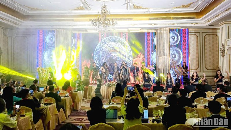 Tiết mục âm nhạc mang âm hưởng đại ngàn tại hội thảo.