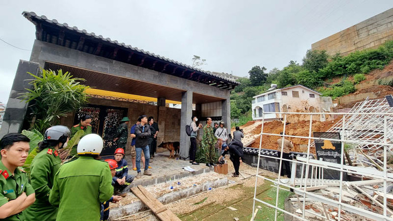 Chính quyền địa phương đang vận động những hộ dân trong khu vực tạm di chuyển đến nơi an toàn.