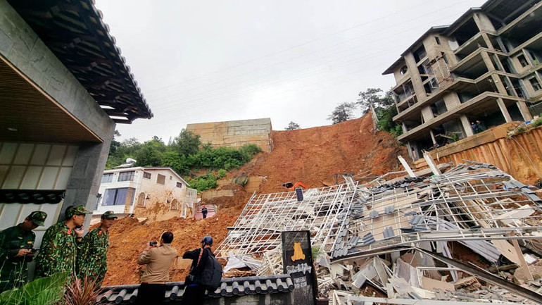 Hiện, công tác cứu hộ đang được triển khai khẩn trương.