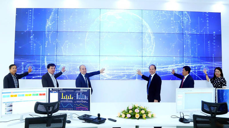 Các đại biểu dự thực hiện nghi thức bấm nút khai trương Trung tâm IOC huyện Bảo Lâm.