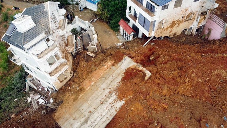 Hai ngôi nhà bị ảnh hưởng nghiêm trọng do vụ sạt lở.