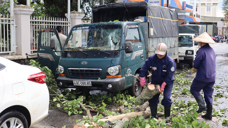 Xử lý hiện trường sau cơn mưa lớn.