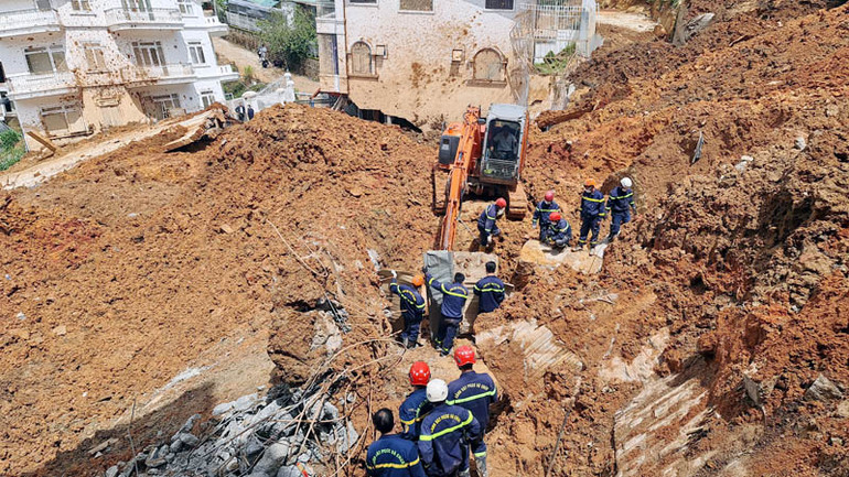 Lực lượng chức năng tổ chức cứu hộ, cứu nạn tại khu vực sạt lở trên đường Hoàng Hoa Thám, phường 10, thành phố Đà Lạt, ngày 29/6.