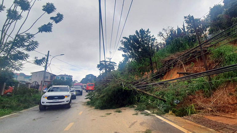 Sạt lở đất trên đường Khe Sanh, thành phố Đà Lạt, gây ảnh hưởng giao thông. Sạt lở đất trên đường Khe Sanh, thành phố Đà Lạt, gây ảnh hưởng giao thông.
